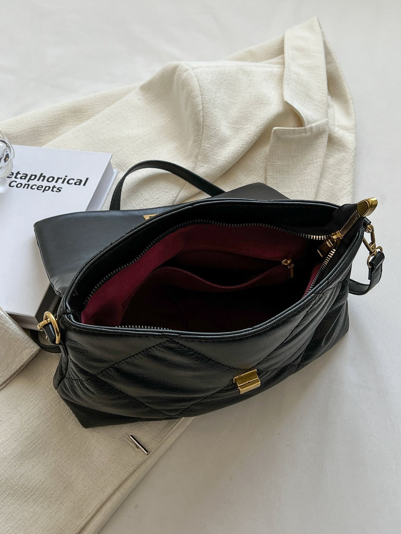 Quadratische Tasche mit Gesteppt Kette Dekor, Klappe