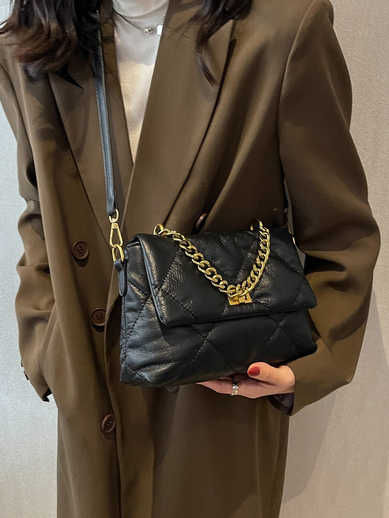 Quadratische Tasche mit Gesteppt Kette Dekor, Klappe