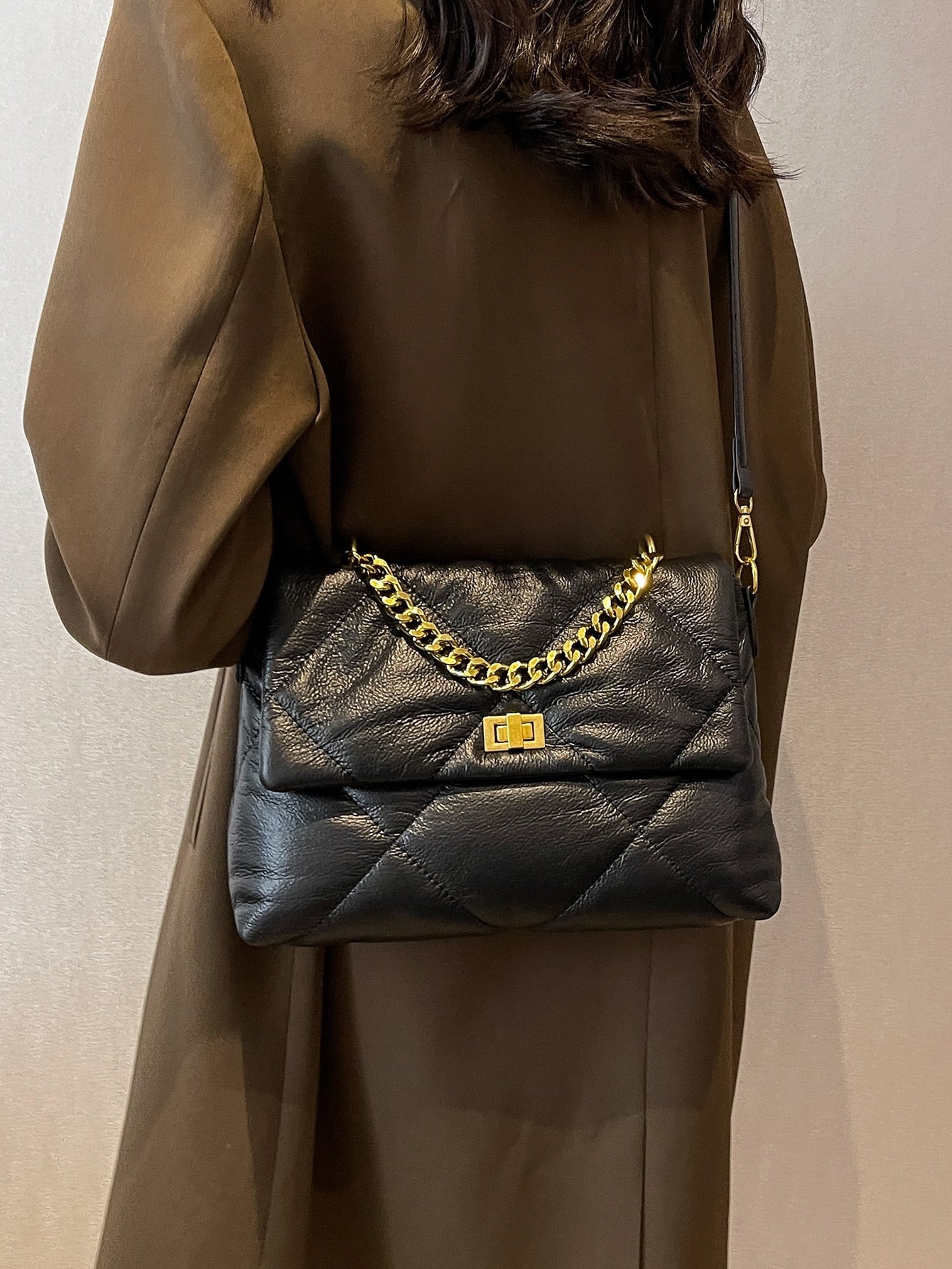 Quadratische Tasche mit Gesteppt Kette Dekor, Klappe