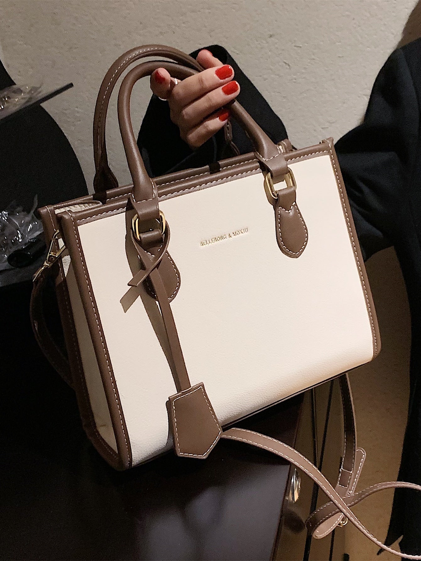 Quadratische Tasche mit Buchstabe Detail, Kontrastsaum