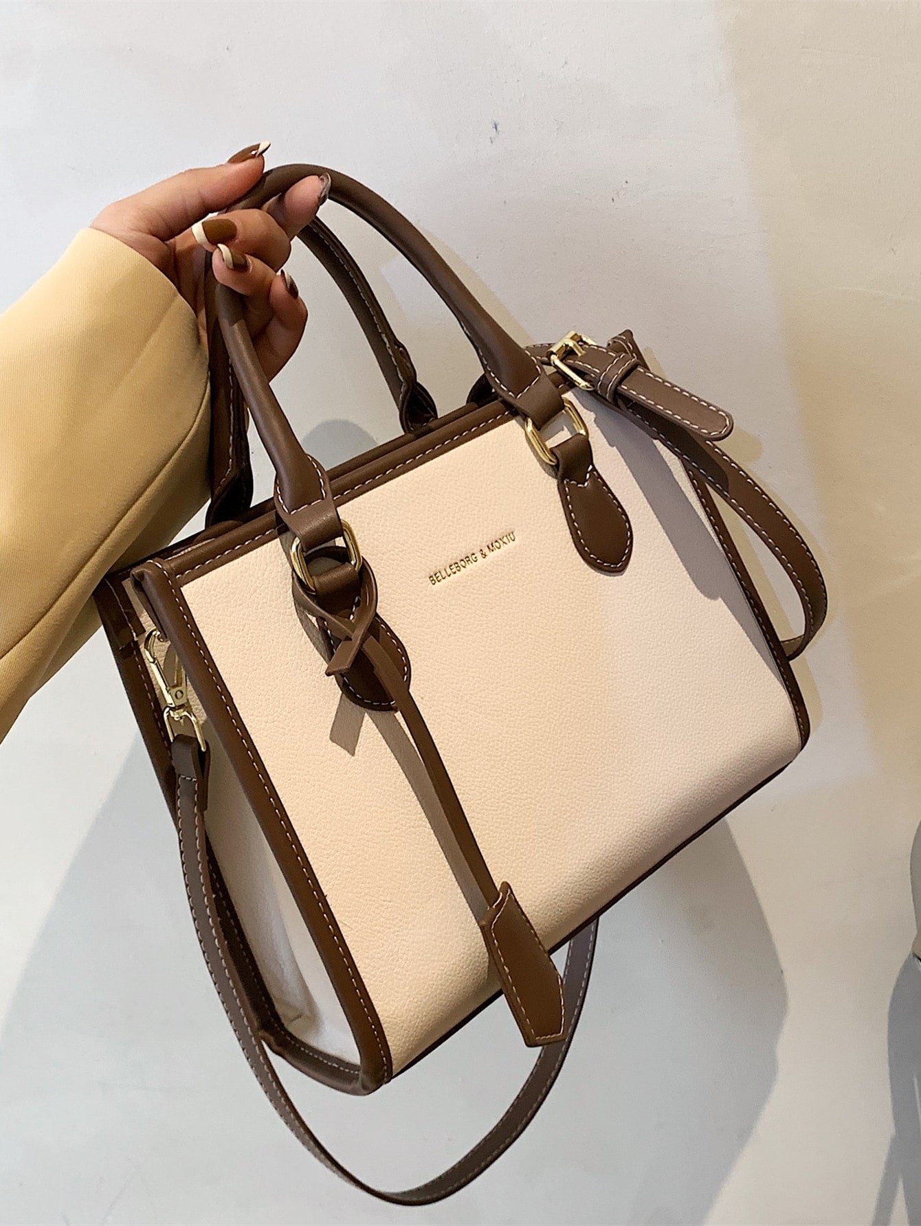 Quadratische Tasche mit Buchstabe Detail, Kontrastsaum