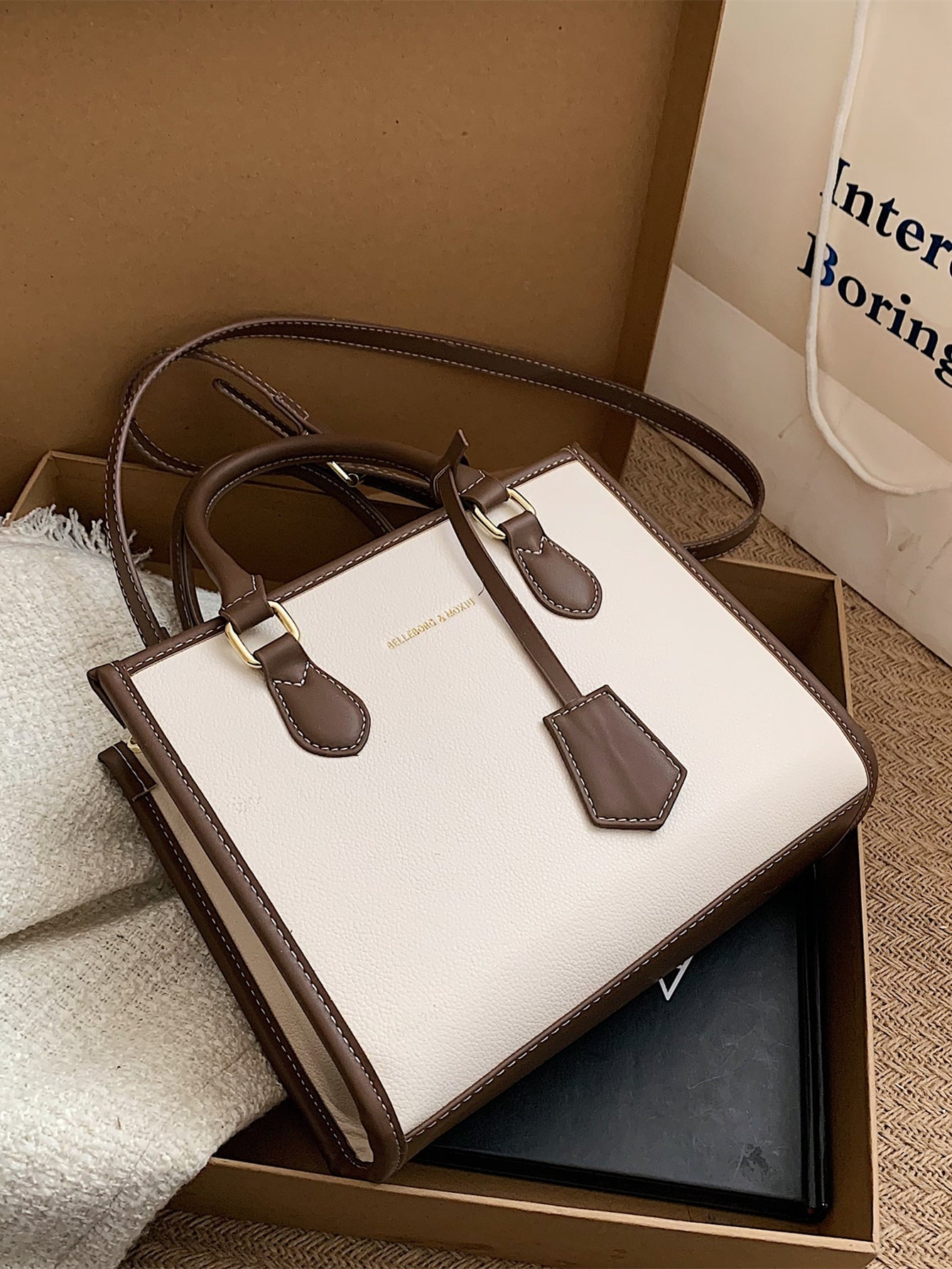 Quadratische Tasche mit Buchstabe Detail, Kontrastsaum