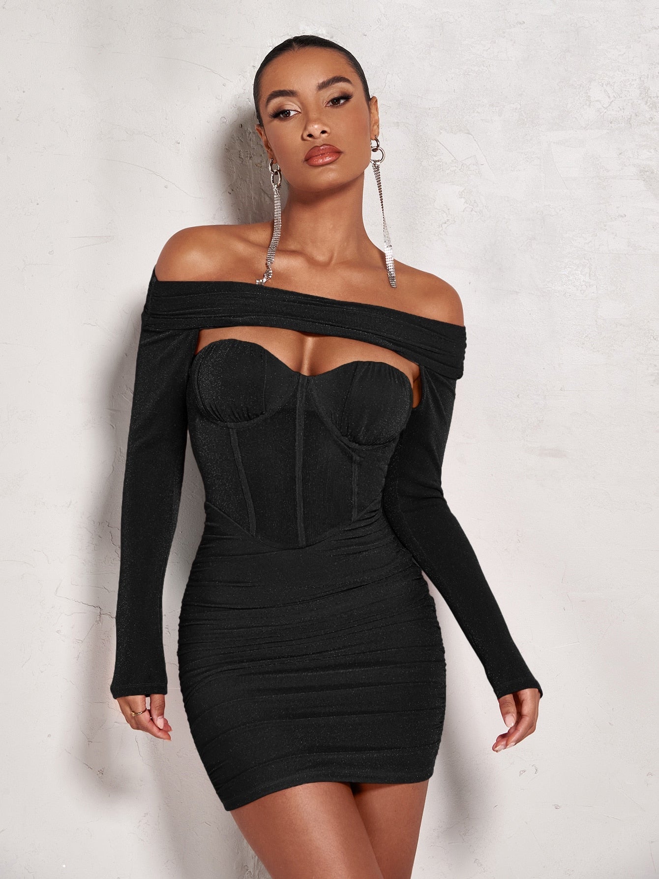 Figurbetontes Kleid mit Ausschnitt, Vollbusiger, Rüschen, Glitzer