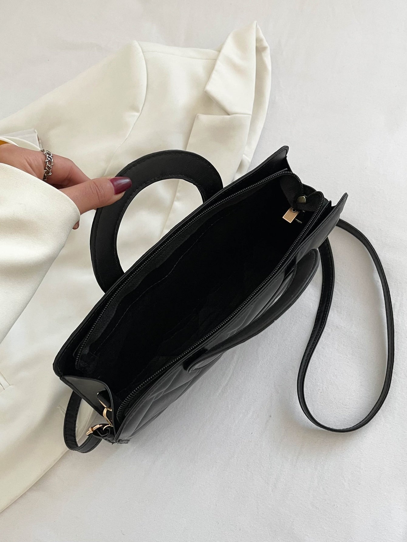 Quadratische Tasche mit metallisch Krokodil Prägung, Ring oben