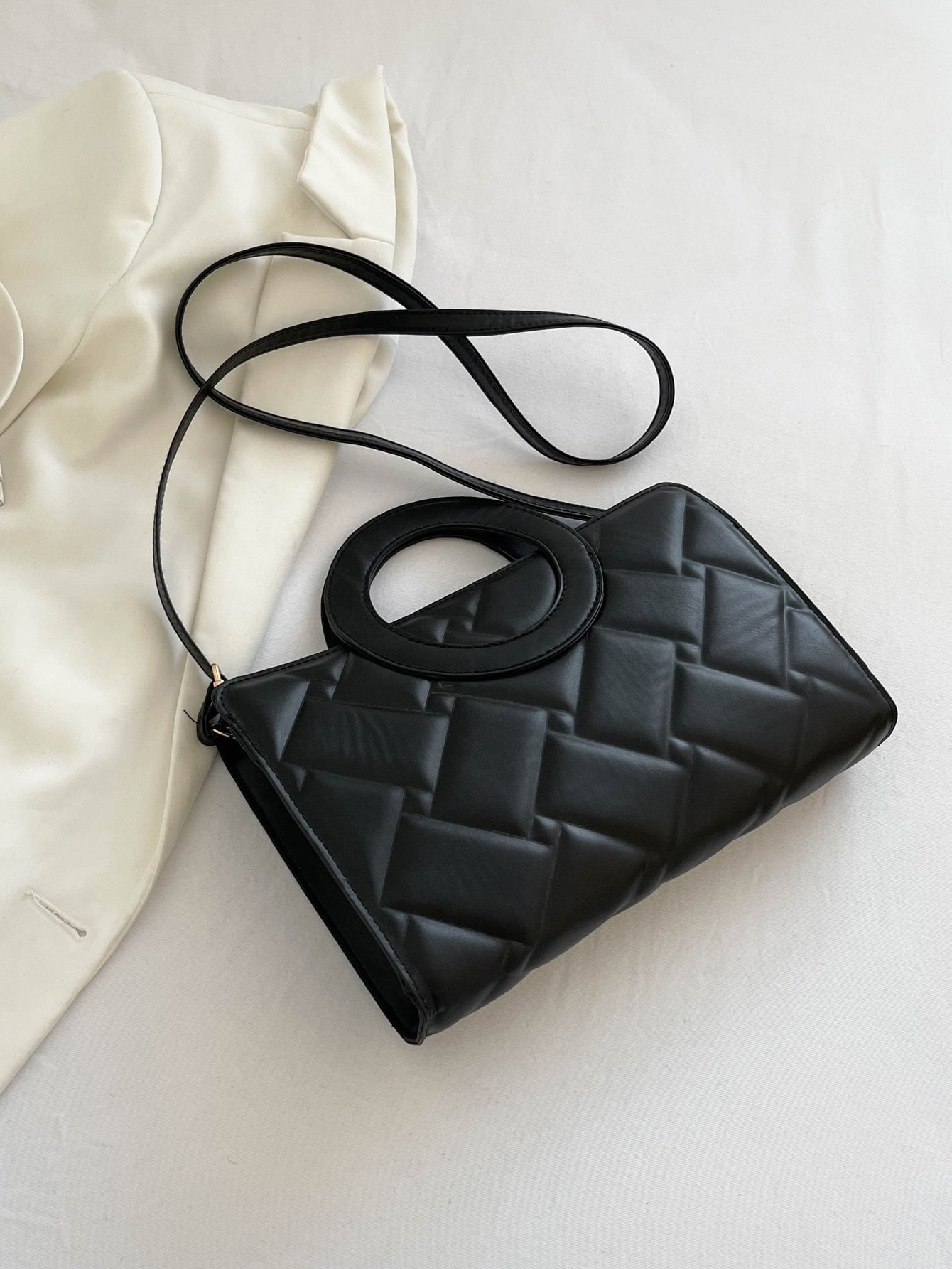 Quadratische Tasche mit metallisch Krokodil Prägung, Ring oben