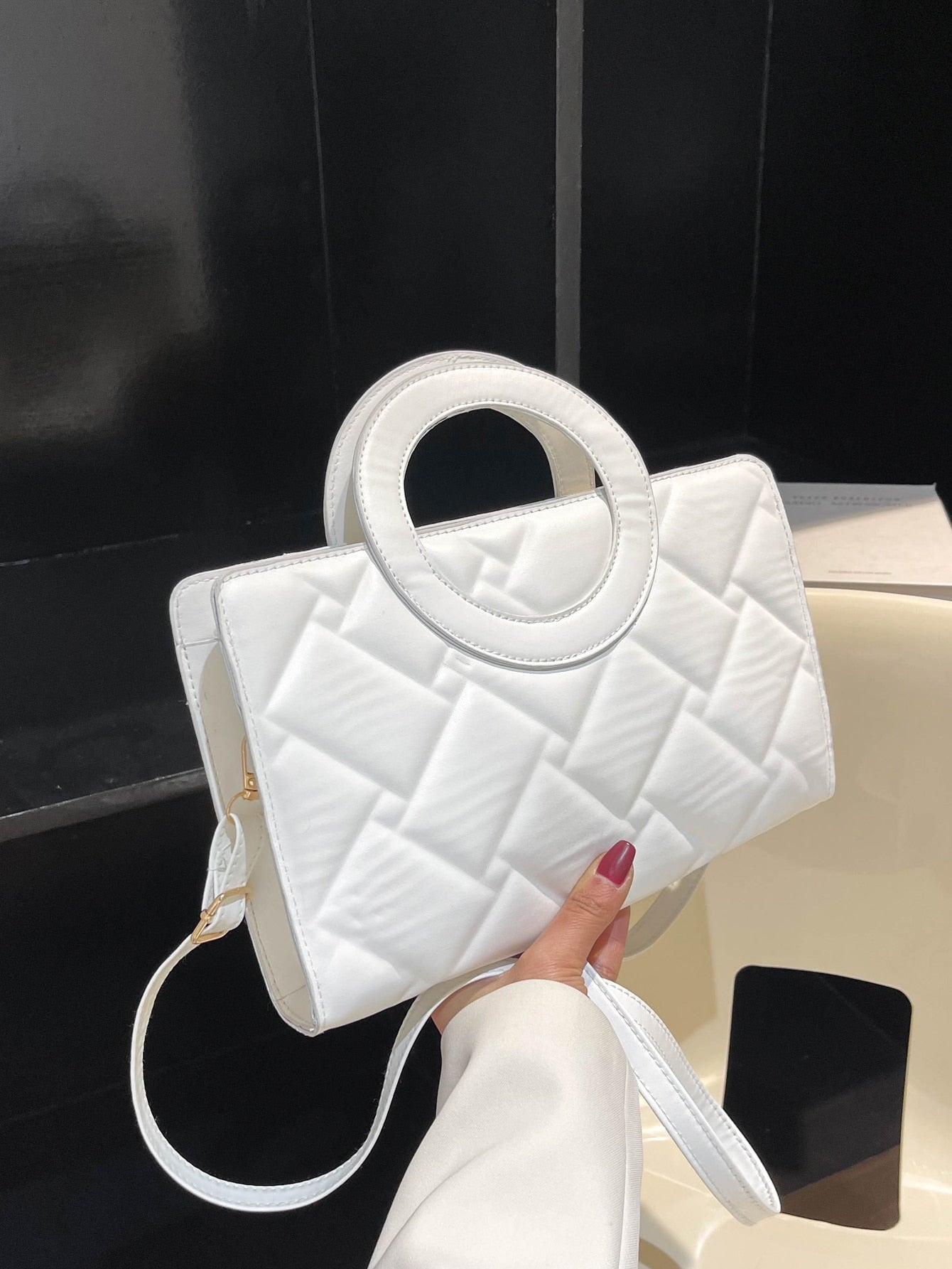 Quadratische Tasche mit metallisch Krokodil Prägung, Ring oben