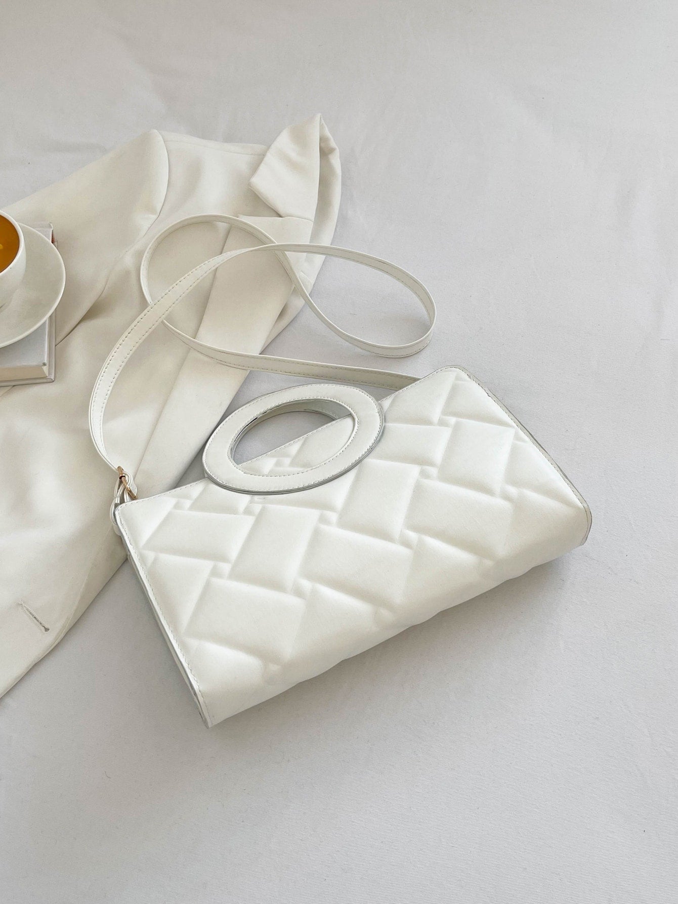 Quadratische Tasche mit metallisch Krokodil Prägung, Ring oben