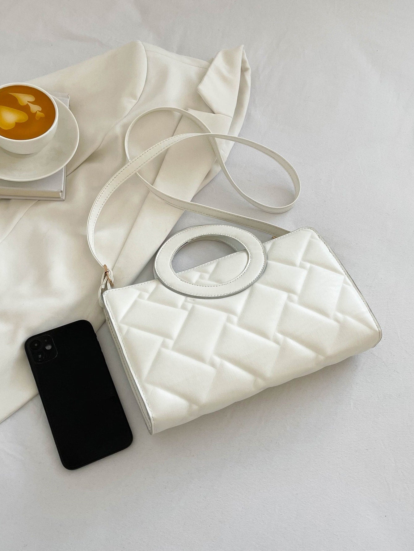 Quadratische Tasche mit metallisch Krokodil Prägung, Ring oben