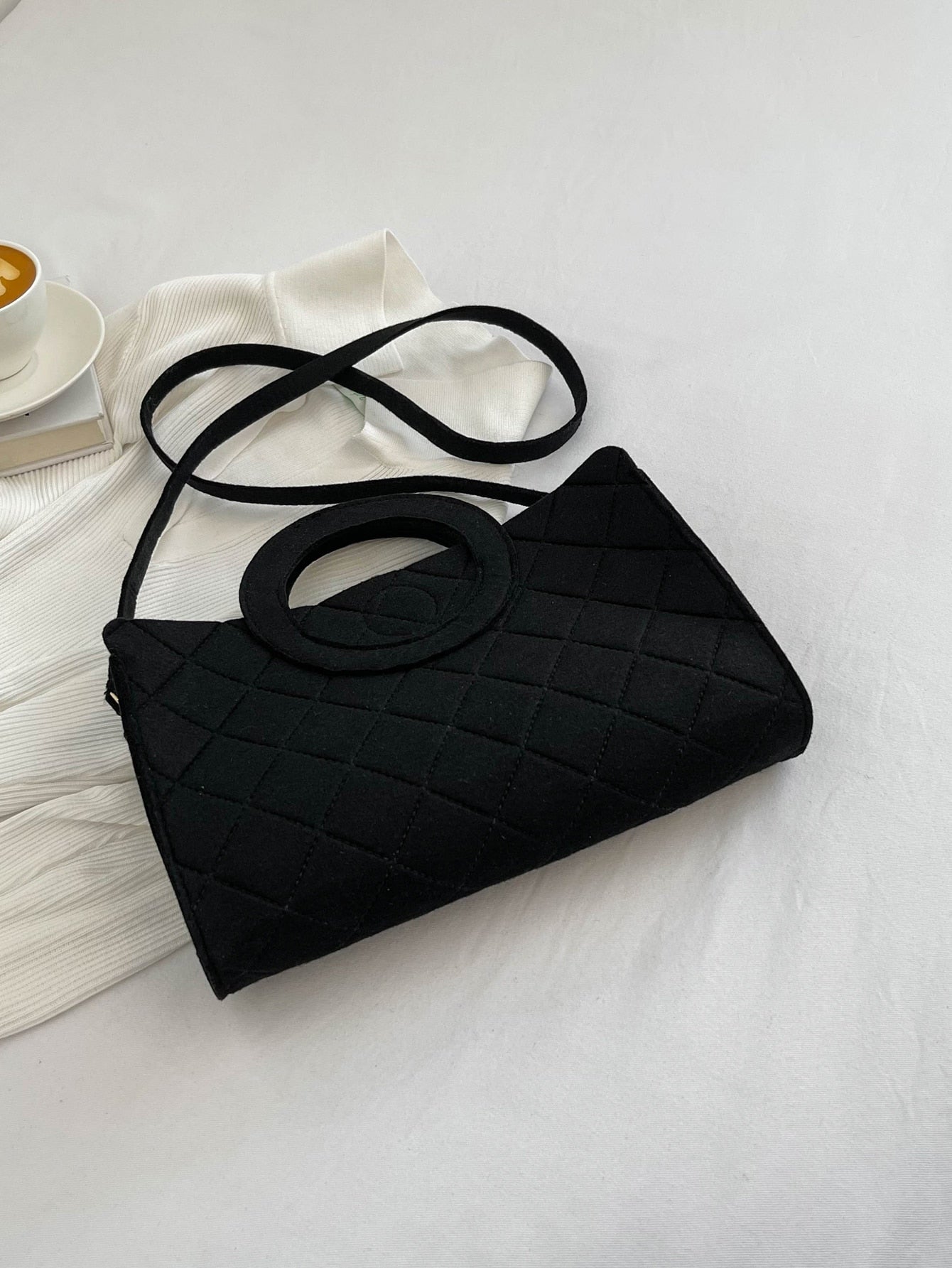 Quadratische Tasche mit metallisch Krokodil Prägung, Ring oben