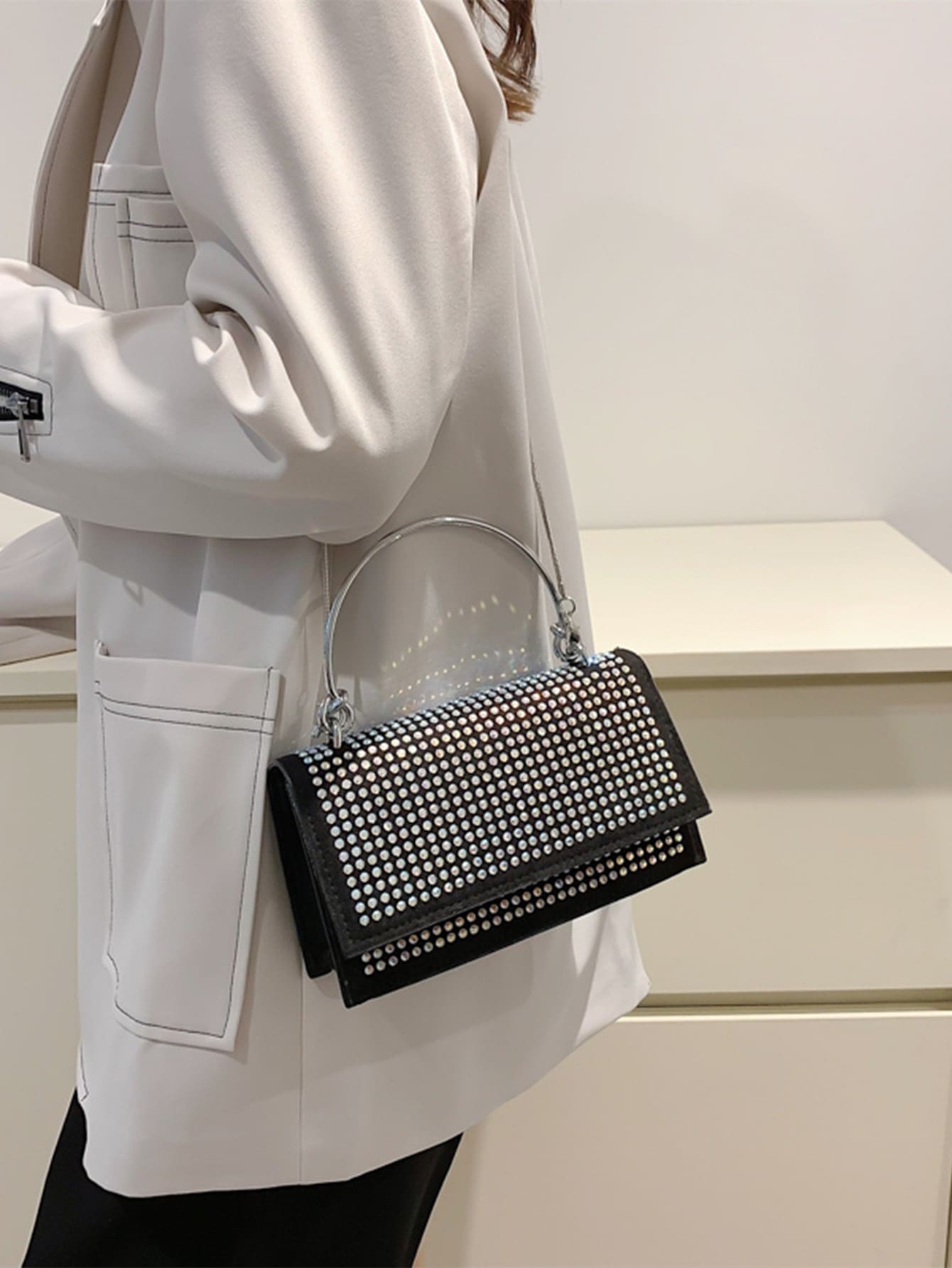 Quadratische Tasche mit Mini Nieten Dekor, Kette, Klappe