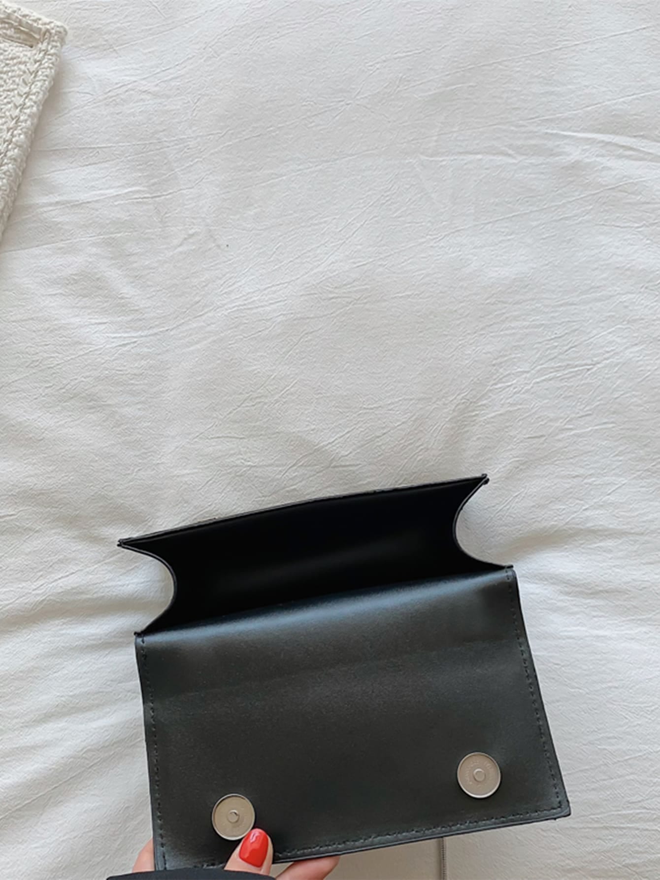 Quadratische Tasche mit Mini Nieten Dekor, Kette, Klappe