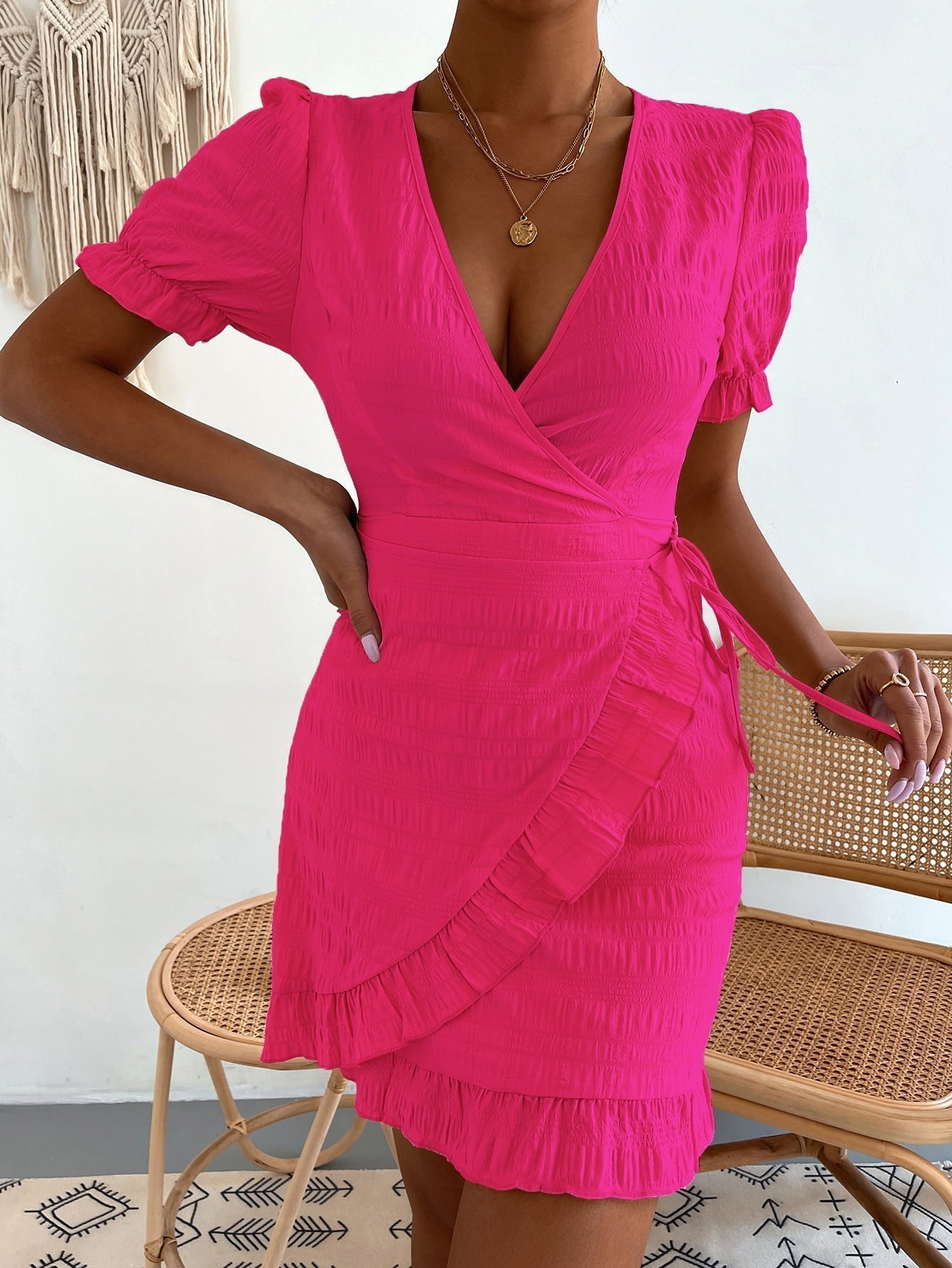 Wickelkleid mit Puffärmeln, Rüschenbesatz, seitlichem Band