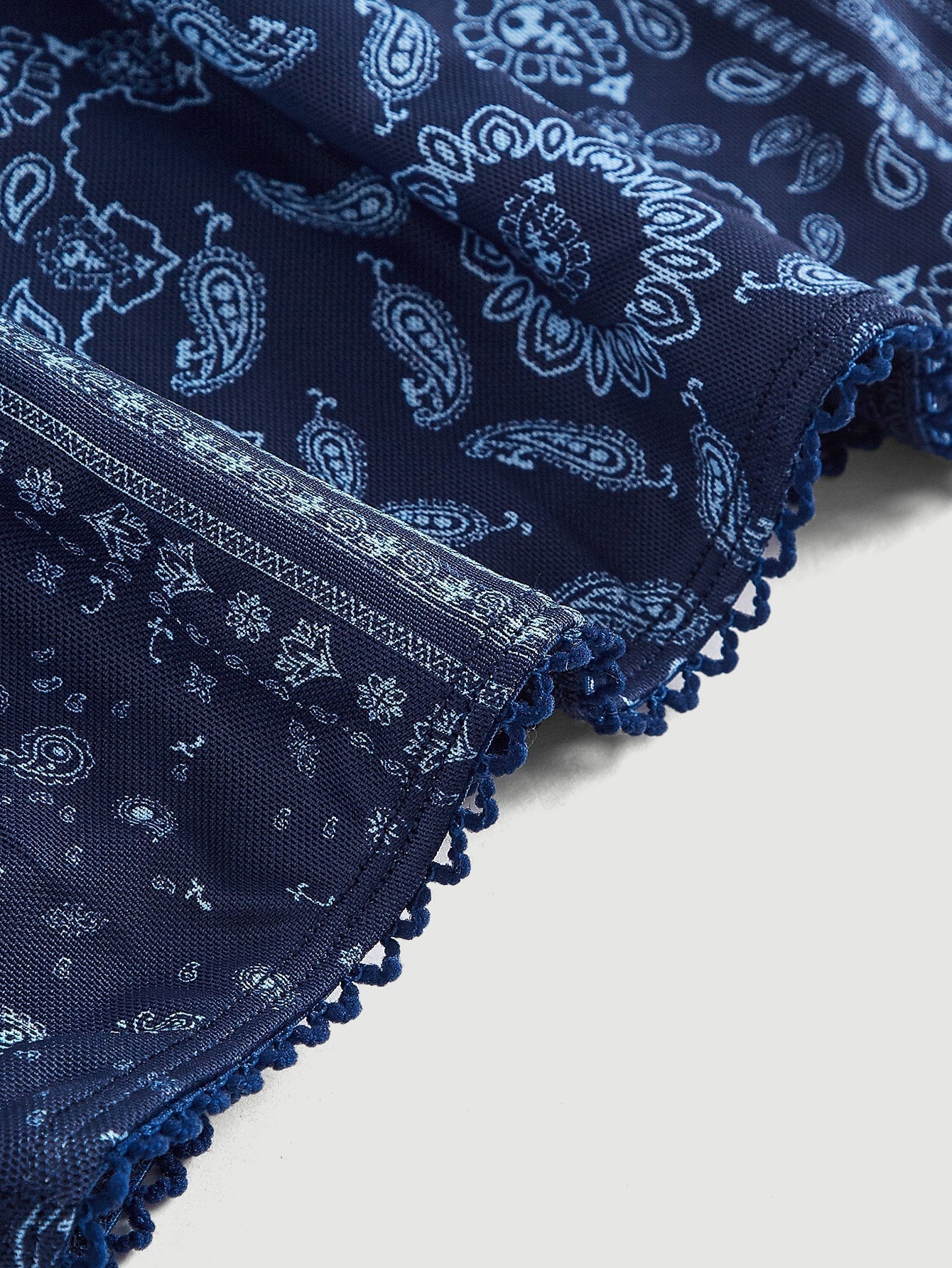 Rock mit Paisley Schal Muster, Wellensaum,