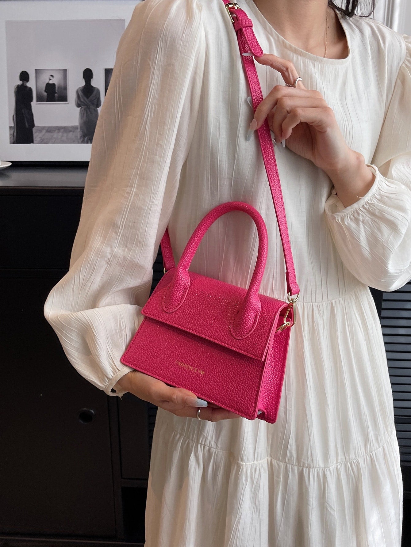 Quadratische Tasche mit Kiesel Prägung, Klappe