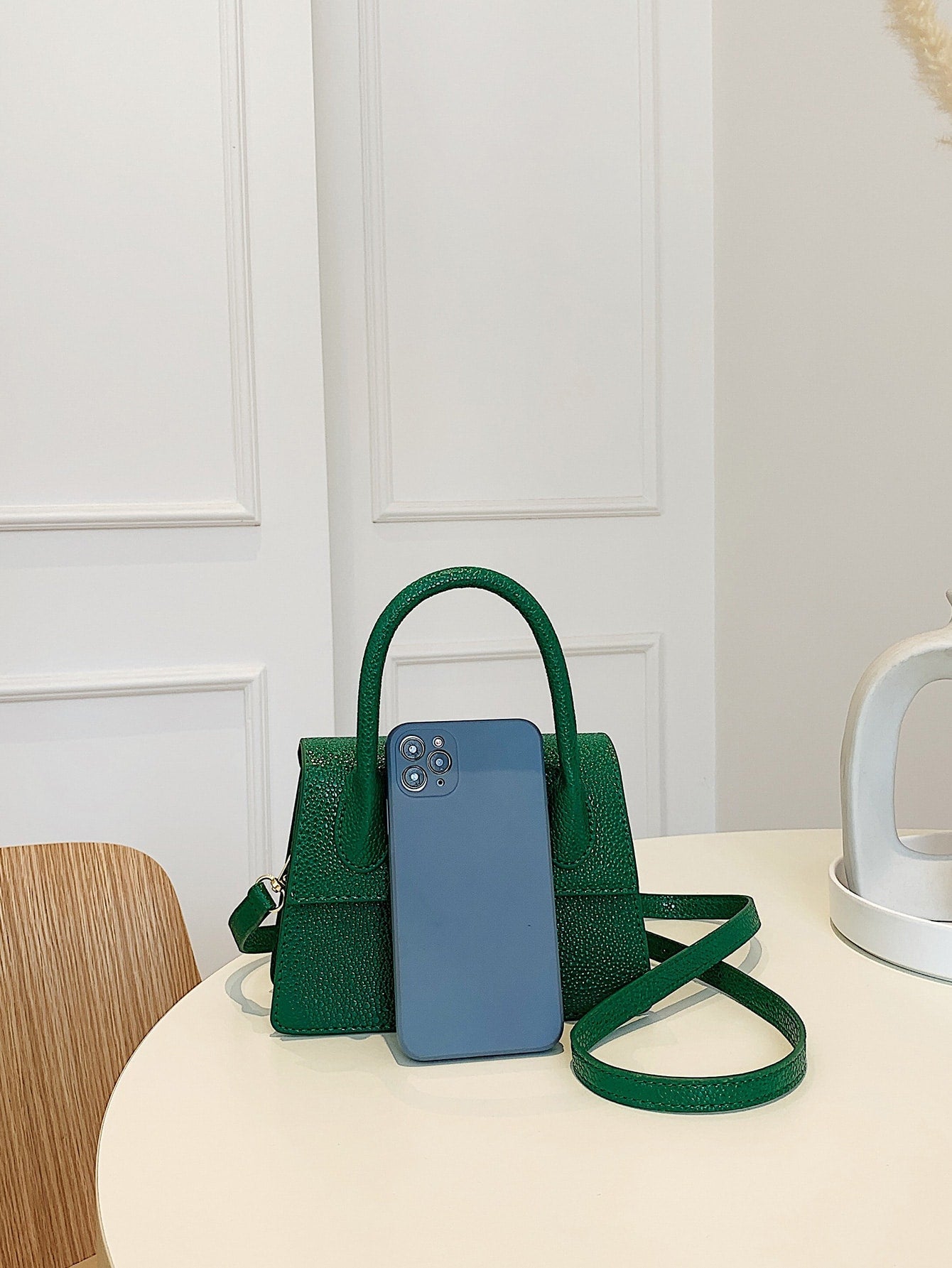 Quadratische Tasche mit Kiesel Prägung, Klappe