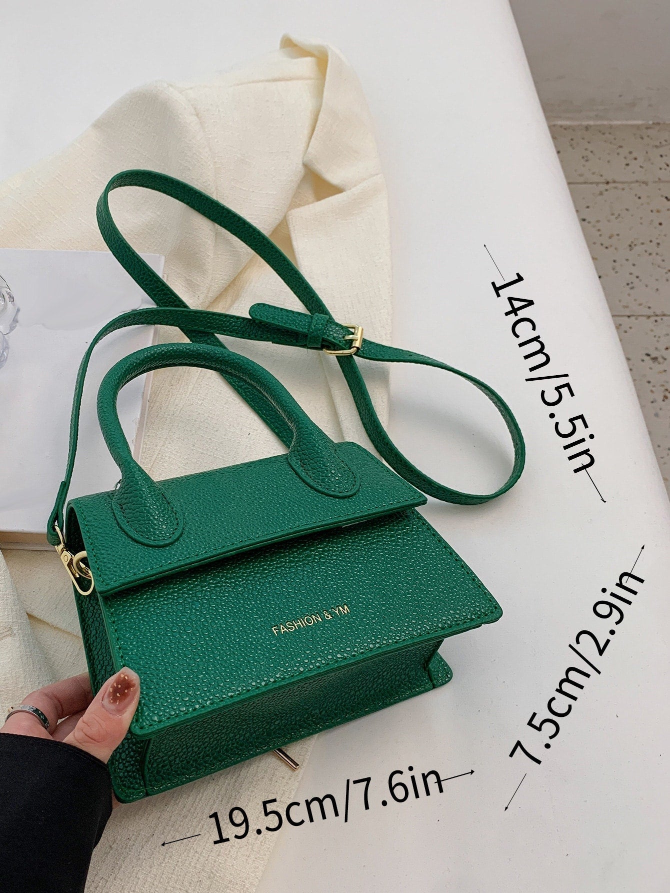 Quadratische Tasche mit Kiesel Prägung, Klappe