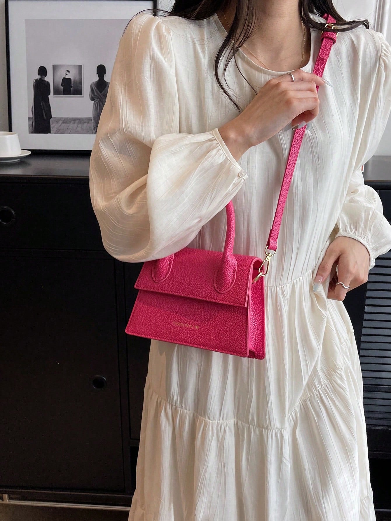 Quadratische Tasche mit Kiesel Prägung, Klappe