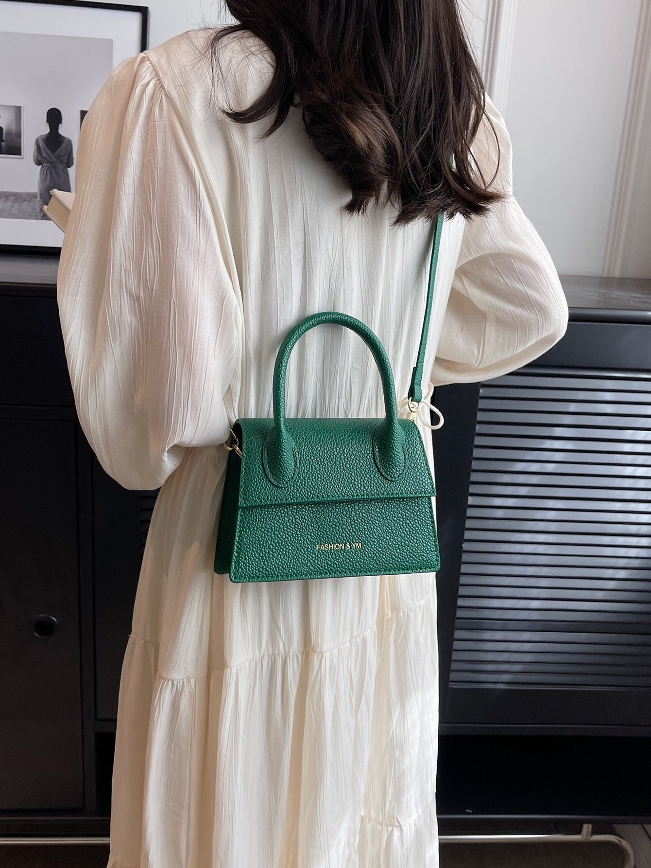 Quadratische Tasche mit Kiesel Prägung, Klappe