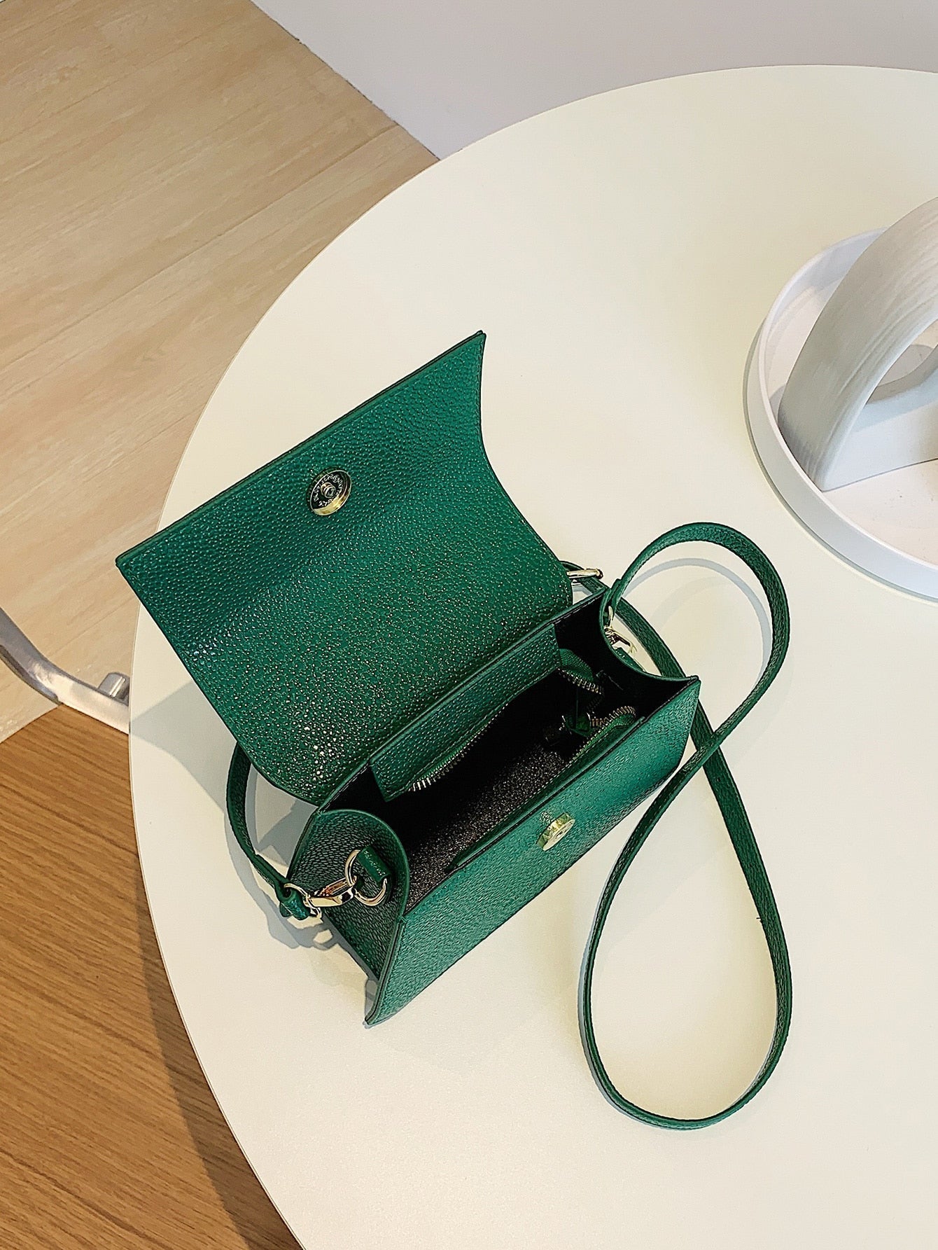 Quadratische Tasche mit Kiesel Prägung, Klappe