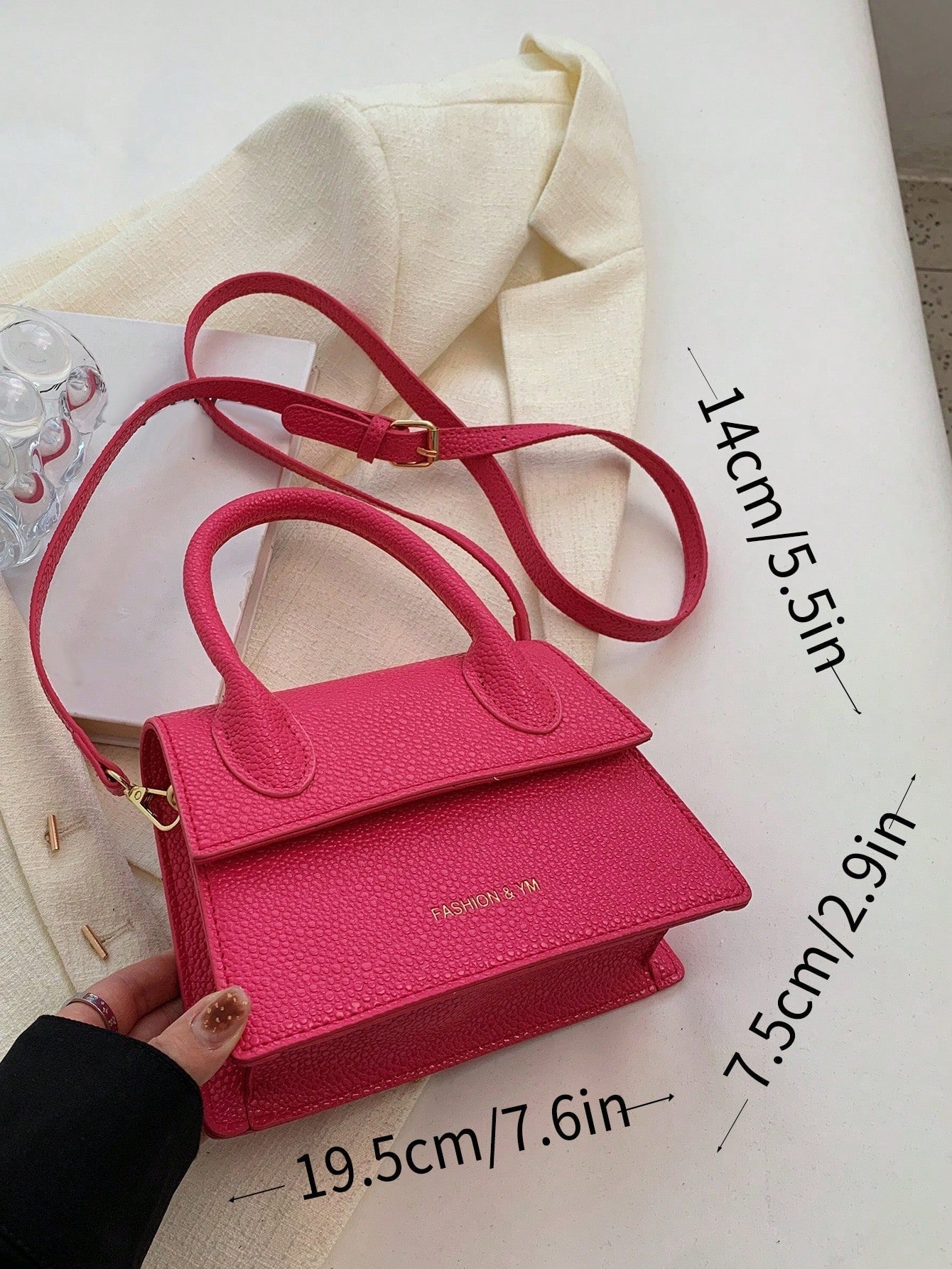 Quadratische Tasche mit Kiesel Prägung, Klappe