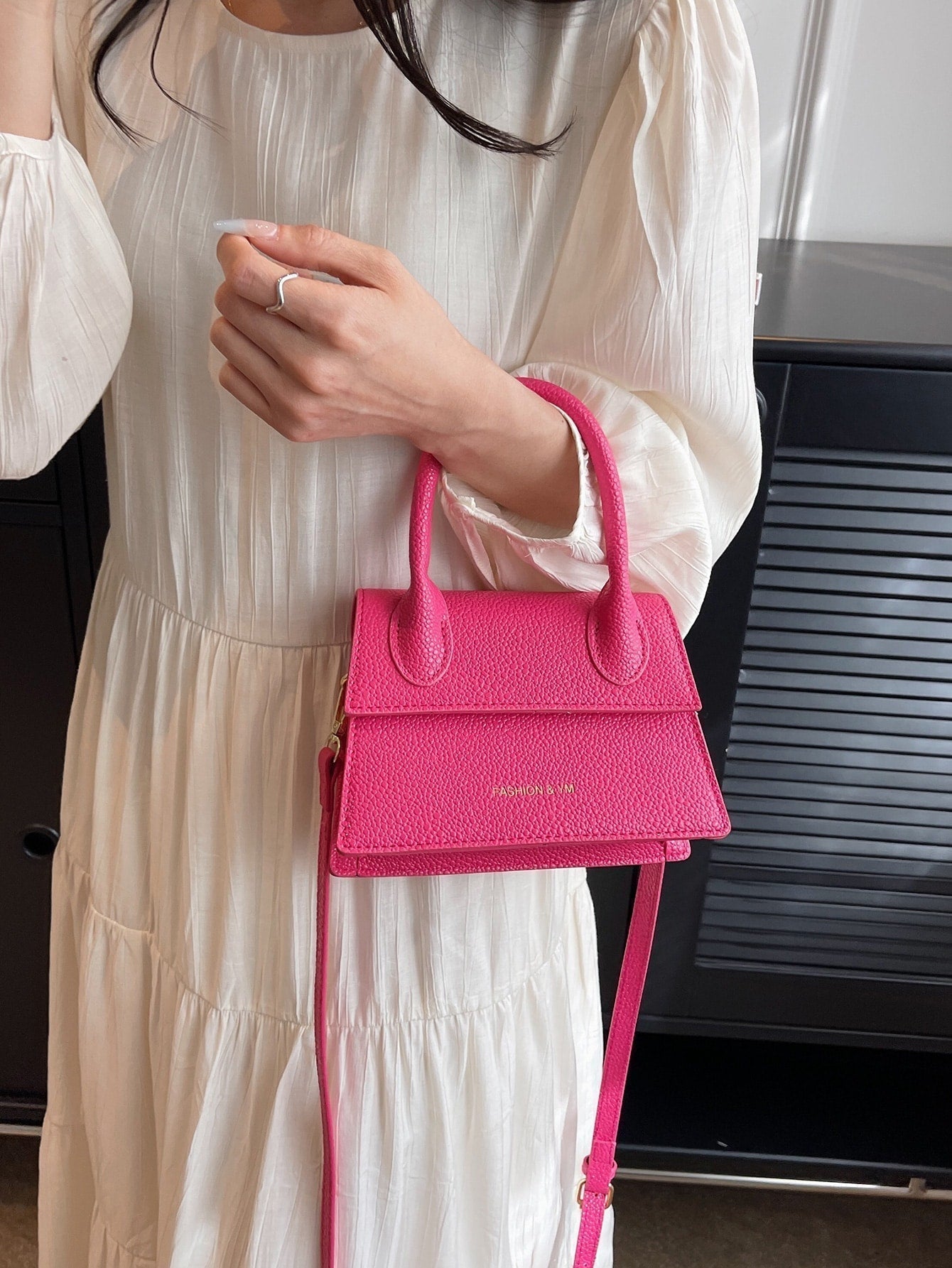 Quadratische Tasche mit Kiesel Prägung, Klappe