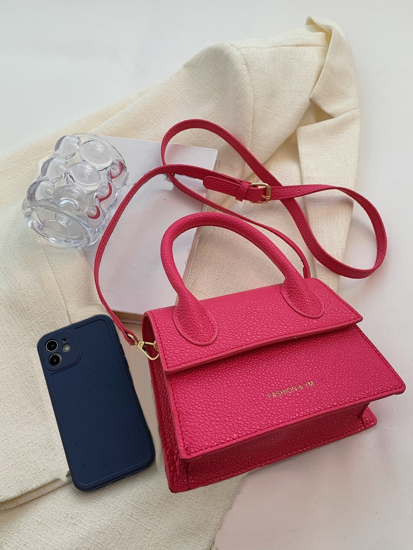 Quadratische Tasche mit Kiesel Prägung, Klappe