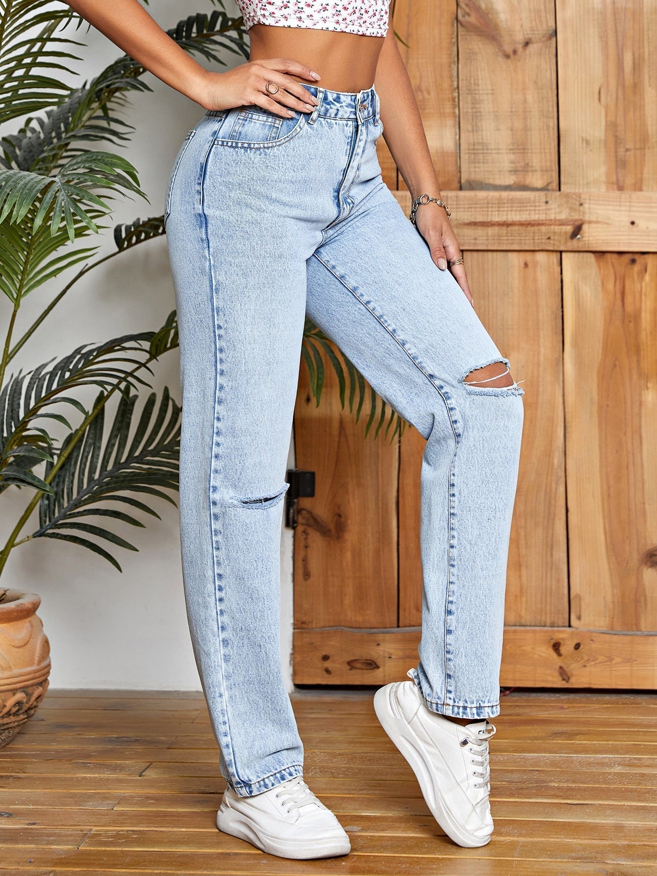 Jeans mit geradem Beinschnitt, Ausschnitt, Riss,