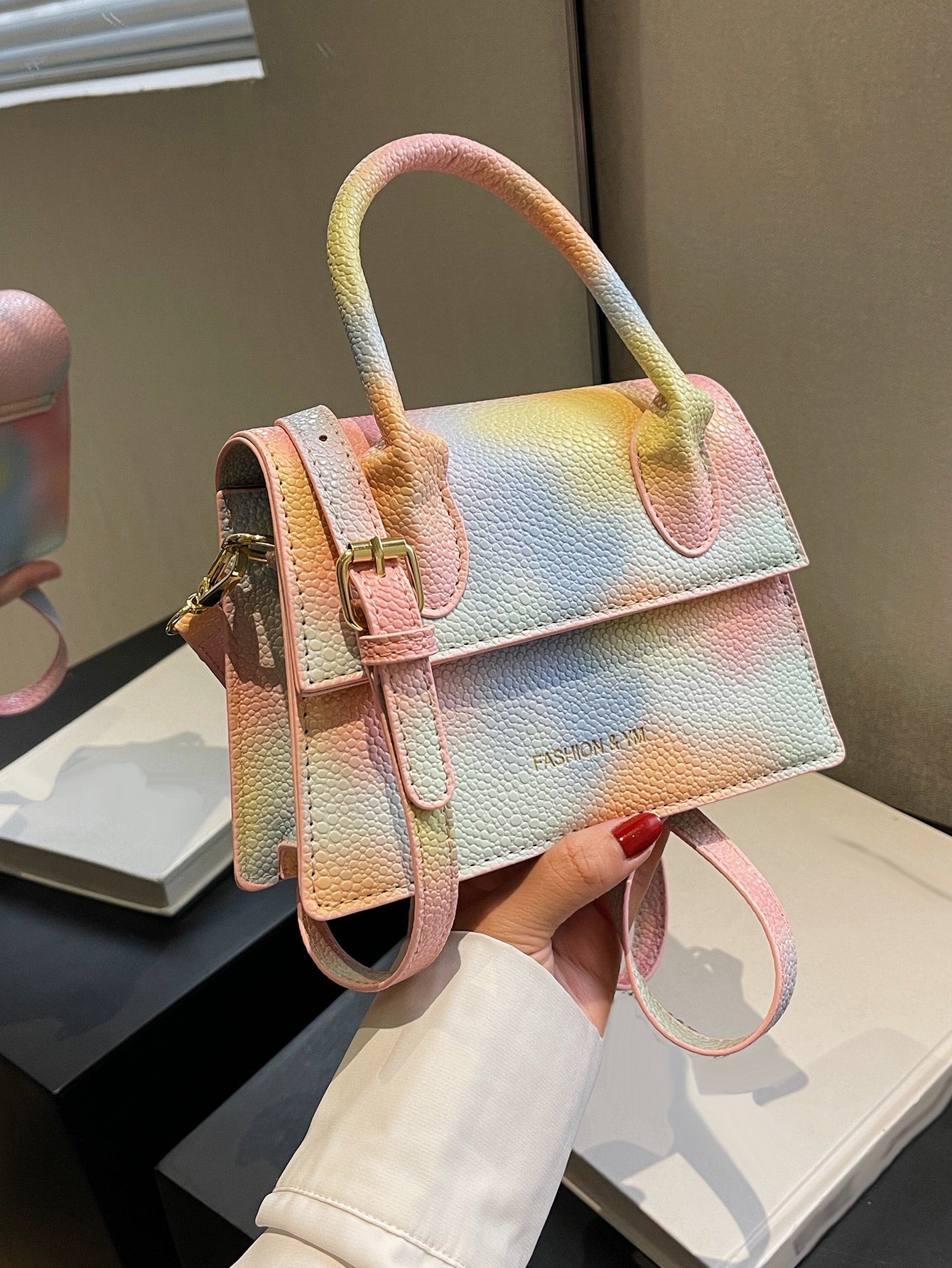 Quadratische Tasche mit Kiesel Prägung, Klappe