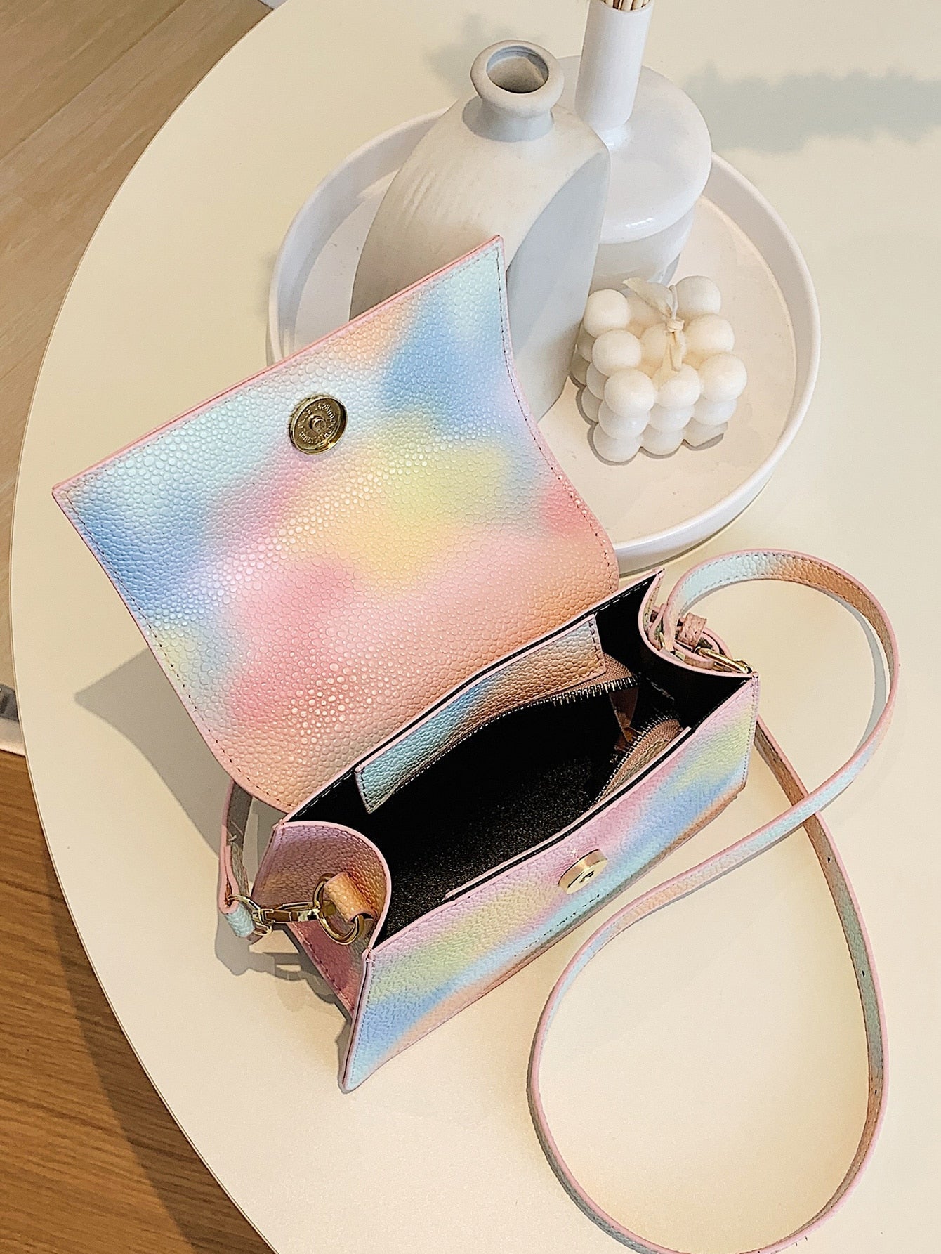 Quadratische Tasche mit Kiesel Prägung, Klappe