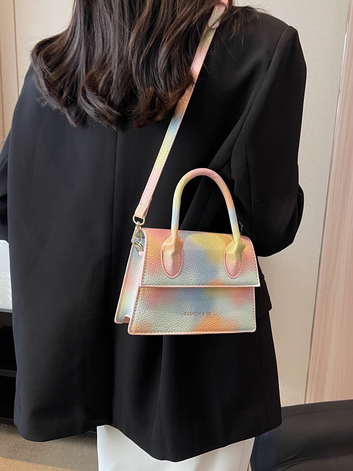 Quadratische Tasche mit Kiesel Prägung, Klappe