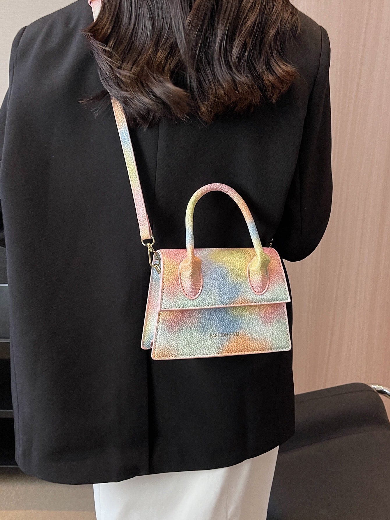 Quadratische Tasche mit Kiesel Prägung, Klappe