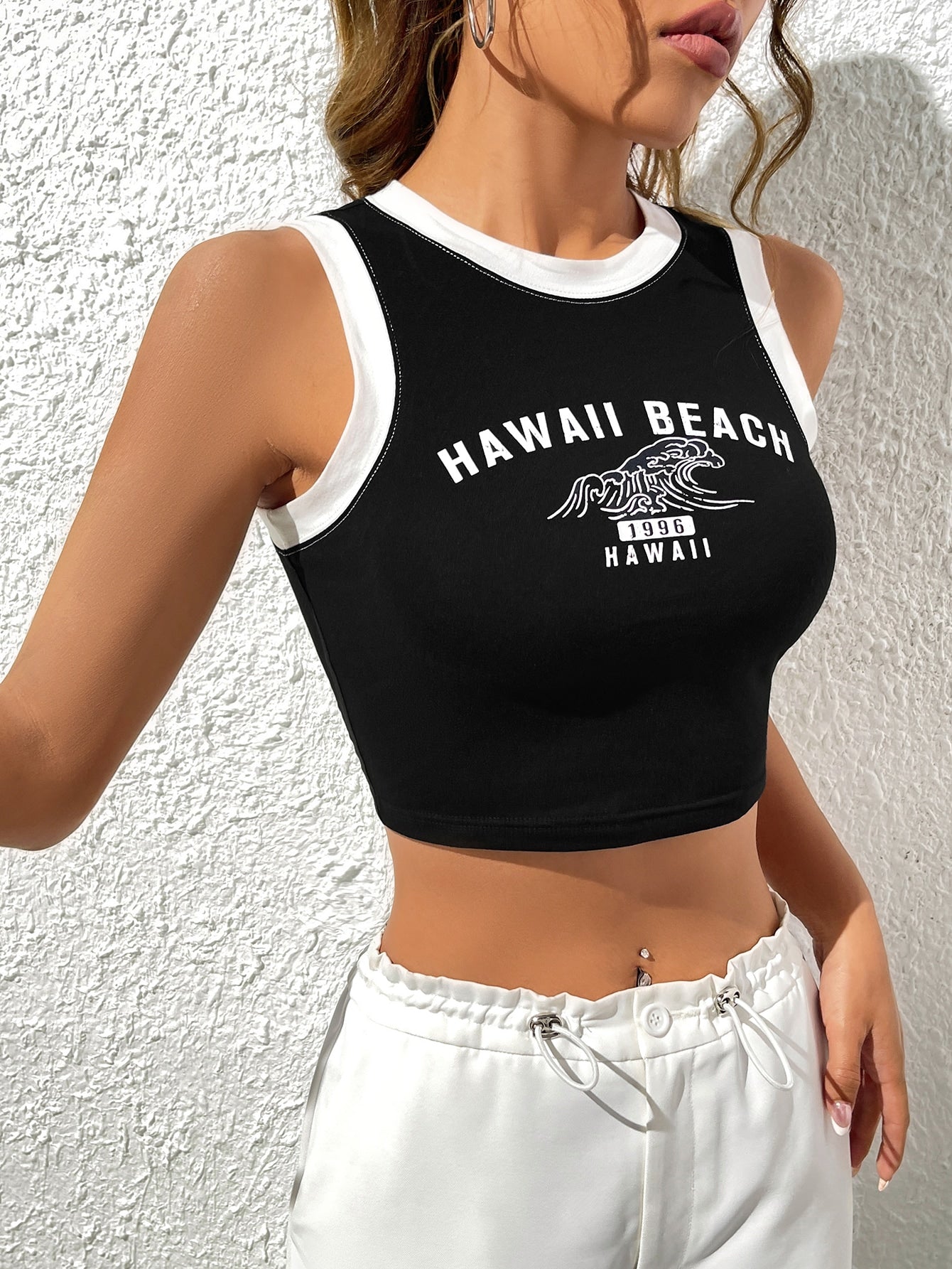 Crop Tank Top mit Buchstaben Grafik, Kontrastsaum